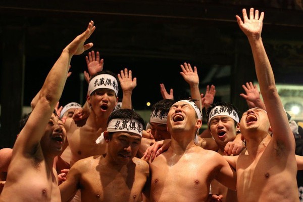 Hàng nghìn người đàn ông Nhật Bản mặc khố chen nhau giành gậy may mắn - Ảnh 5.