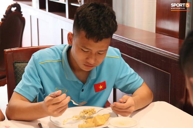 Tuyển thủ U22 Việt Nam thích thú với món ăn tại khách sạn Campuchia - Ảnh 6.