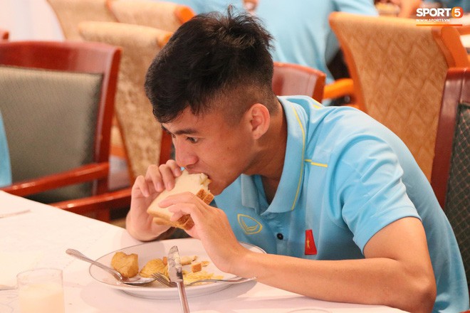 Tuyển thủ U22 Việt Nam thích thú với món ăn tại khách sạn Campuchia - Ảnh 7.