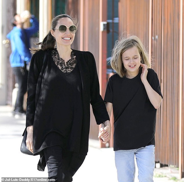 Bị đồn suy sụp vì Brad Pitt hẹn hò đối thủ, Angelina lại xuất hiện bên con với biểu cảm một trời một vực - Ảnh 7.