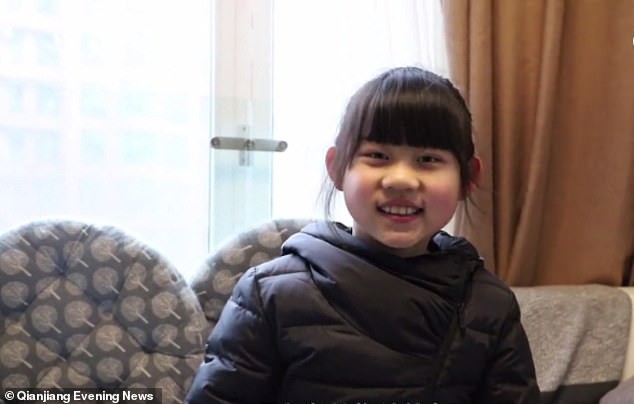 Ông bố tuyệt vời nhất Trung Quốc: Xuất hiện khiến cả trường con gái đổ xô ra xem - Ảnh 1.