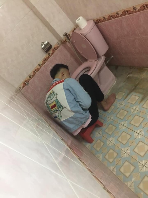 Uống rượu say quên trời đất, anh chàng được hội anh em hộ tống vào toilet cùng chăn chiếu rồi ngủ luôn đến sáng - Ảnh 1.