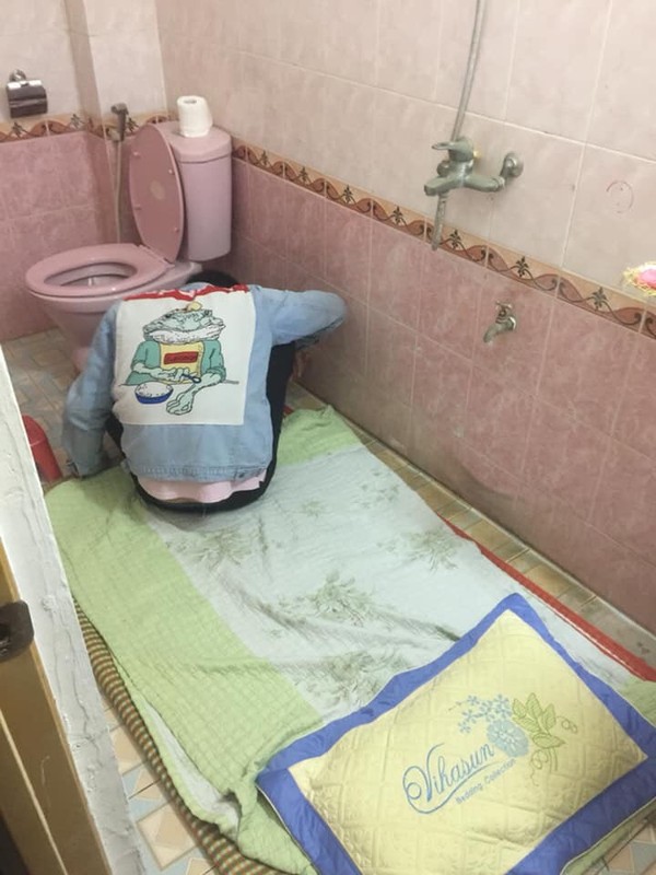 Uống rượu say quên trời đất, anh chàng được hội anh em hộ tống vào toilet cùng chăn chiếu rồi ngủ luôn đến sáng - Ảnh 2.