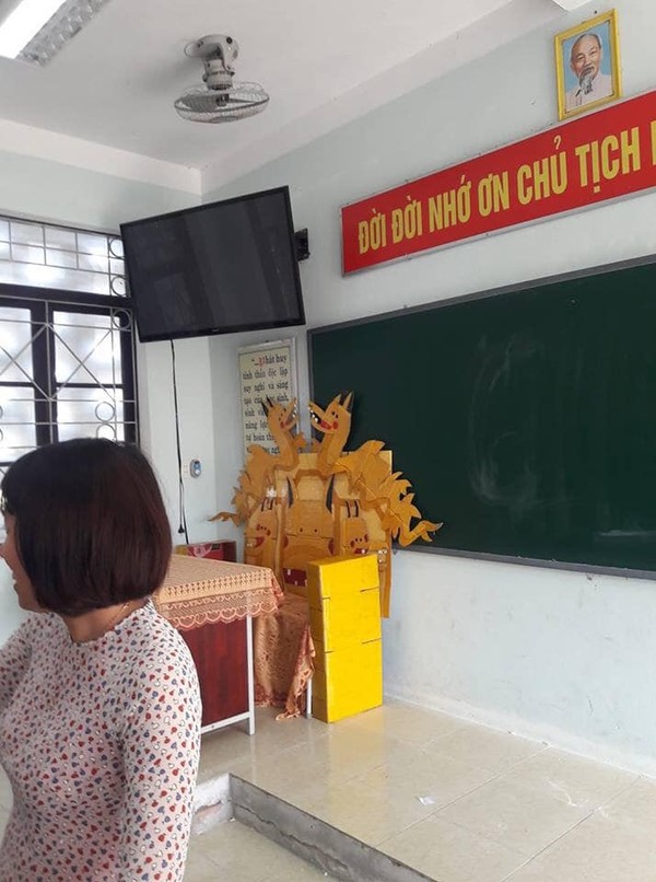 Một lần chơi lớn để xem cô có trầm trồ, cả lớp bá đạo tặng cô giáo hẳn chiếc ghế quàng thượng làm dân tình cười đến mệt - Ảnh 2.