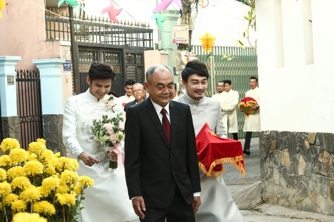 Hồ ly Vũ Ngọc Ánh lên xe hoa với sao phim Ngày ấy mình đã yêu, dàn bưng quả không phải nam thanh nữ tú mà là các cặp vợ chồng - Ảnh 5.