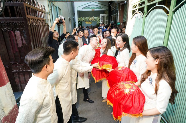 Hồ ly Vũ Ngọc Ánh lên xe hoa với sao phim Ngày ấy mình đã yêu, dàn bưng quả không phải nam thanh nữ tú mà là các cặp vợ chồng - Ảnh 10.