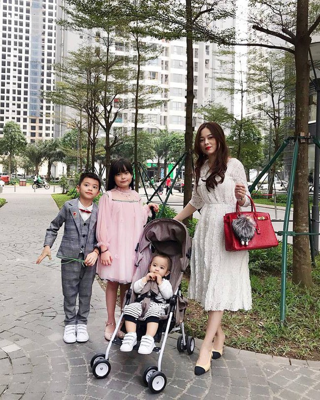 Hội hot mom đón Tết: Hằng Túi xúng xính cùng đàn con đi tiệc tất niên, Huyền Baby chuẩn bị về ngoại ăn Tết - Ảnh 1.