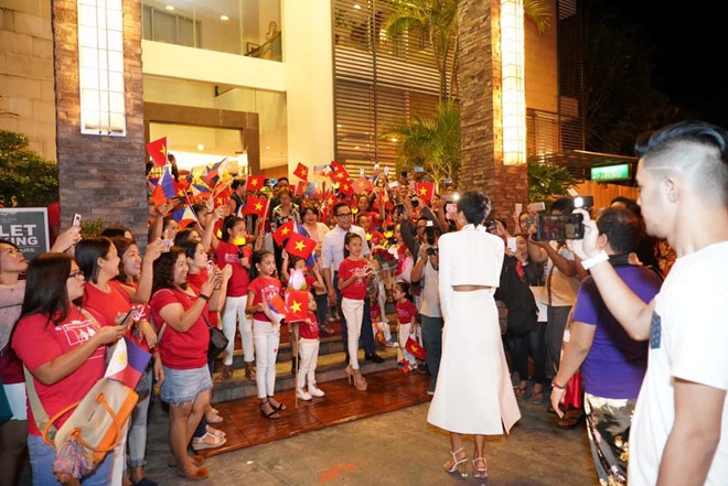 Fan Philippines mặc áo Cờ đỏ sao vàng, nồng nhiệt đón chào HHen Niê khiến mỹ nhân Việt suýt khóc - Ảnh 1.