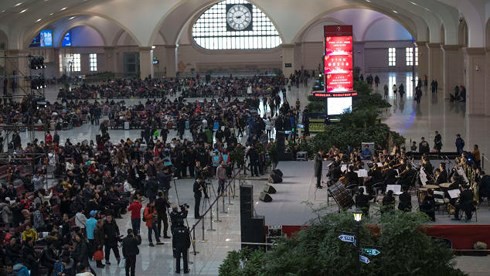 Choáng với số người về quê ăn Tết kỷ lục ở Trung Quốc - Ảnh 1.