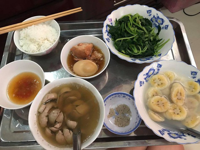 Khoe mâm cơm cữ đầy ắp ngày Tết, mẹ trẻ khiến chị em hoang mang vì đĩa rau luộc - Ảnh 1.