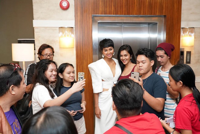 Fan Philippines mặc áo Cờ đỏ sao vàng, nồng nhiệt đón chào HHen Niê khiến mỹ nhân Việt suýt khóc - Ảnh 4.