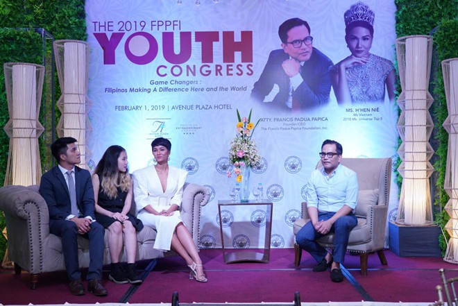 Fan Philippines mặc áo Cờ đỏ sao vàng, nồng nhiệt đón chào HHen Niê khiến mỹ nhân Việt suýt khóc - Ảnh 5.