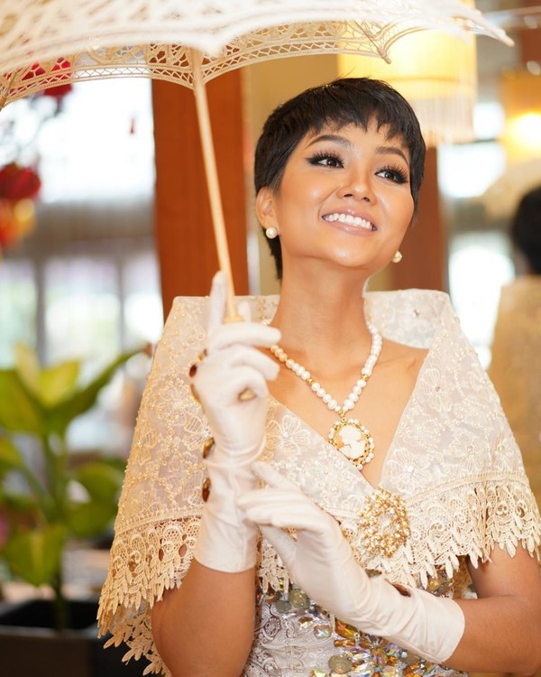 Vừa gặp mặt, HHen Niê liền đọ trình catwalk “siêu xịn” với Hoa hậu đẹp nhất thế giới 2010 - Ảnh 6. Vừa gặp mặt, HHen Niê liền đọ trình catwalk “siêu xịn” với Hoa hậu đẹp nhất thế giới 2010 - Ảnh 6.