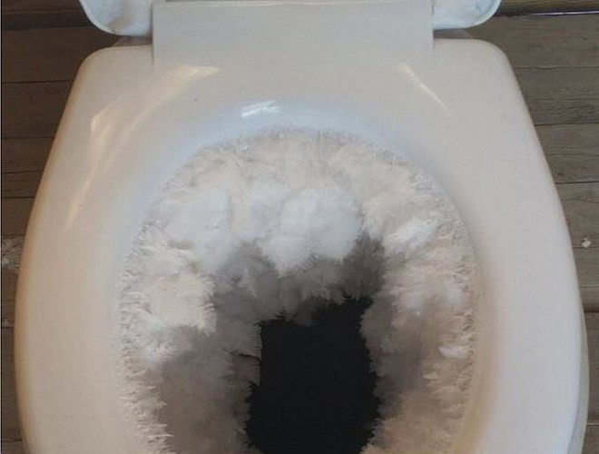 [ẢNH] Tóc người dựng đứng, toilet vỡ tung trong giá rét -41 độ C tại Mỹ - Ảnh 9.