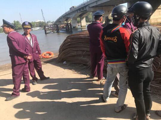 Mặc người đi đường la hét, nam thanh niên vẫn lao xuống sông Sài Gòn - Ảnh 1.