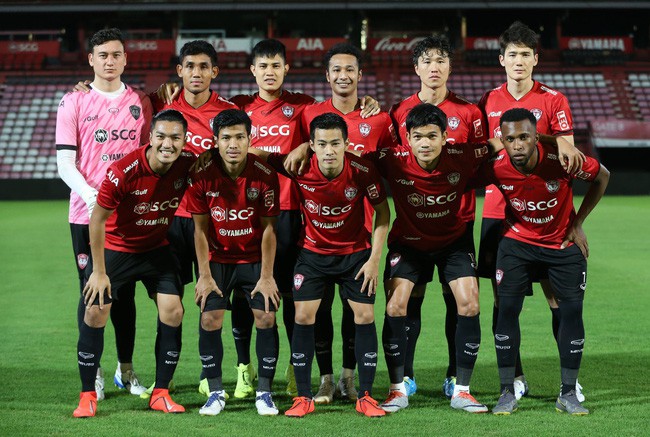 Yến Xuân thu hút trên khán đài, theo dõi bạn trai Văn Lâm bắt trận ra mắt Muangthong United - Ảnh 1.