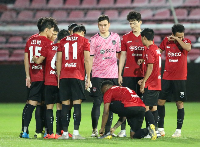 Yến Xuân thu hút trên khán đài, theo dõi bạn trai Văn Lâm bắt trận ra mắt Muangthong United - Ảnh 11.