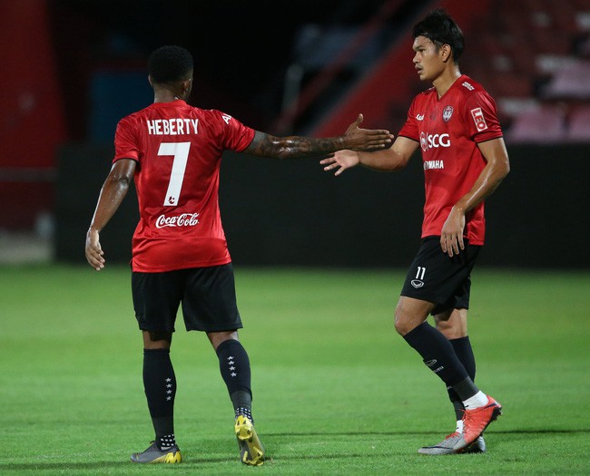 Yến Xuân thu hút trên khán đài, theo dõi bạn trai Văn Lâm bắt trận ra mắt Muangthong United - Ảnh 6.