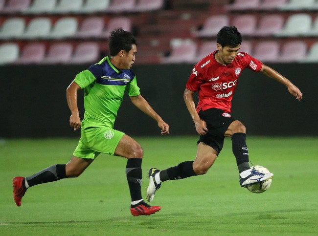 Yến Xuân thu hút trên khán đài, theo dõi bạn trai Văn Lâm bắt trận ra mắt Muangthong United - Ảnh 10.