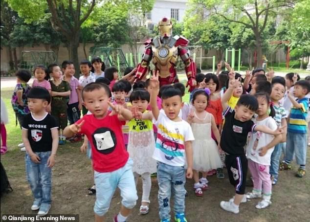 Ông bố tuyệt vời nhất Trung Quốc: Xuất hiện khiến cả trường con gái đổ xô ra xem - Ảnh 2.