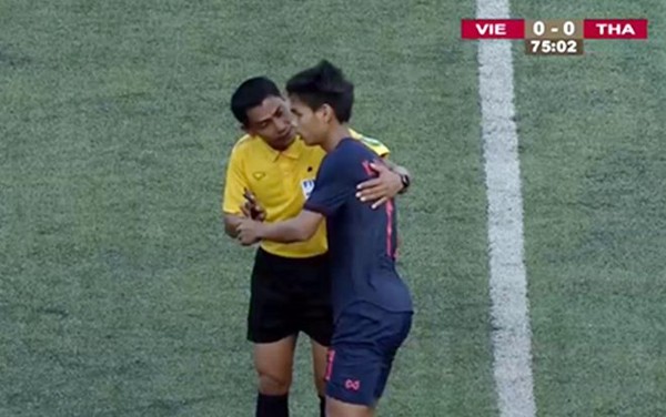 Trọng tài Campuchia rất kém, thủ môn U22 Thái Lan phải bị thẻ đỏ - Ảnh 1.