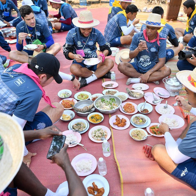 Duy Pinky cùng Tuấn Anh tạo dáng cực ngầu bên bờ biển trong ngày HAGL xuất quân thi đấu V.League 2019 - Ảnh 10.