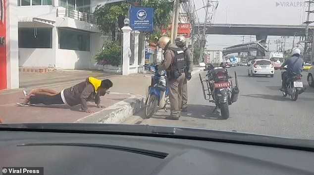 Không đội mũ bảo hiểm, 2 thanh niên nhận được bài học nhớ đời từ phía cảnh sát - Ảnh 2.