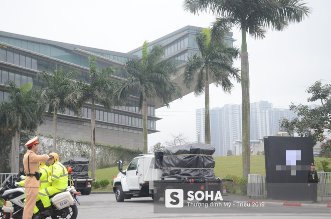 [NÓNG] Hơn 200 mật vụ Mỹ và vũ khí trong đoàn hộ tống TT Trump đổ bộ xuống sân bay Nội Bài - Ảnh 3.