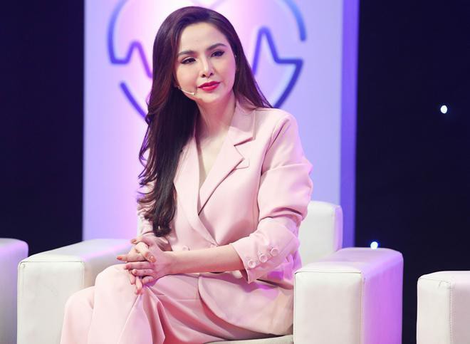 Hoa hậu Diễm Hương bật khóc: Sau 4 năm bị mẹ đẻ từ mặt, tôi đã được ăn cơm cùng gia đình - Ảnh 1.