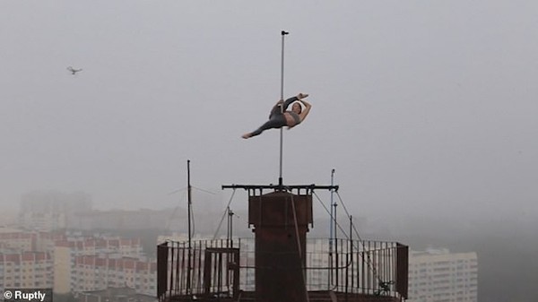 Thót tim khoảnh khắc vũ công múa cột trên nóc tòa nhà 16 tầng - Ảnh 2.