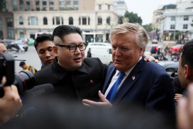 Điều ít biết về hai người đàn ông giả làm ông Trump - Kim gây náo loạn đường phố Hà Nội - Ảnh 1.