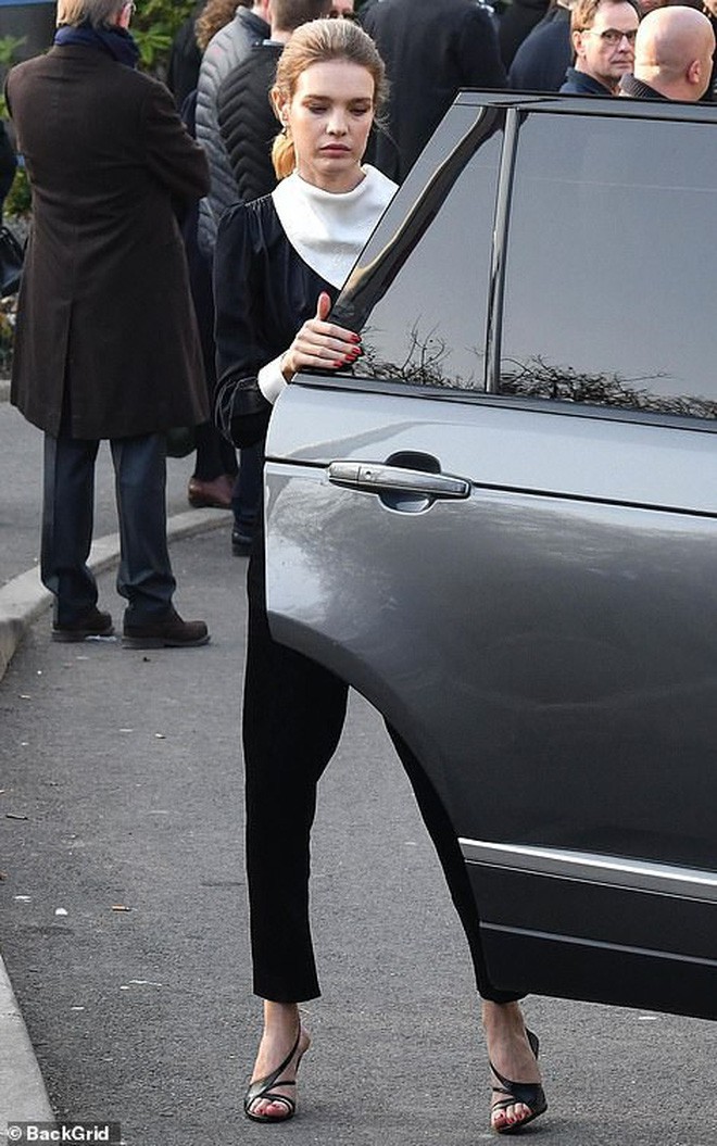 Tang lễ huyền thoại Karl Lagerfeld: Công chúa Monaco, tổng biên tạp chí Vogue cùng dàn siêu mẫu đến tiễn đưa - Ảnh 11.