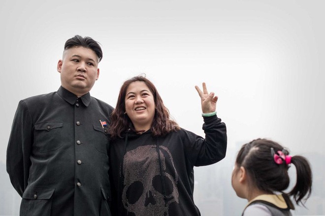 Howard X - Người đàn ông đổi đời nhờ trở thành bản sao của ông Kim Jong Un - Ảnh 5.