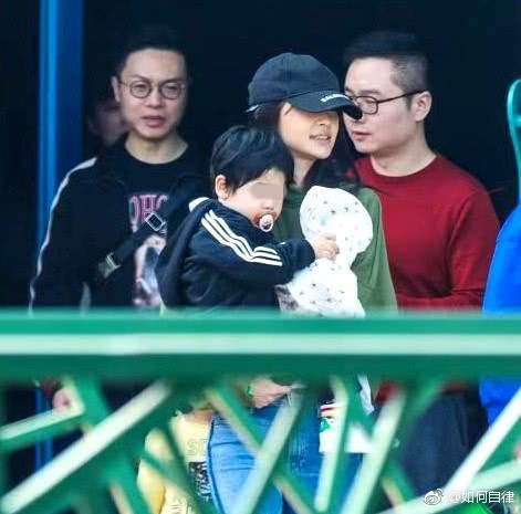 Angela Baby dẫn con về Hong Kong không có Huỳnh Hiểu Minh, nhưng vẻ đáng yêu kháu khỉnh của Bọt Biển Nhỏ mới là tâm điểm - Ảnh 7.