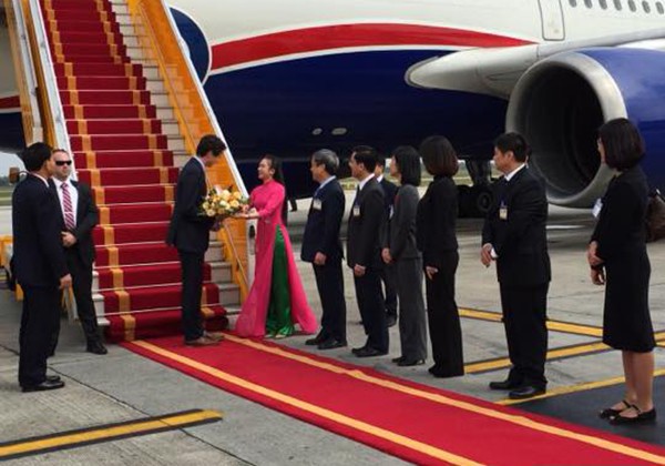 Những nữ sinh vừa xinh vừa giỏi từng gây sốt khi được tặng hoa cho Tổng thống, Thủ tướng các quốc gia đến thăm Việt Nam - Ảnh 9.