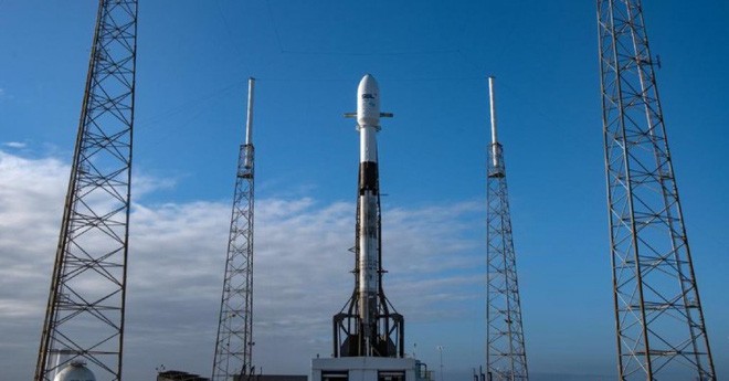 SpaceX vừa phóng thành công 3 tàu vũ trụ mới, 1 sẽ lên đường tới Mặt trăng - Ảnh 1.