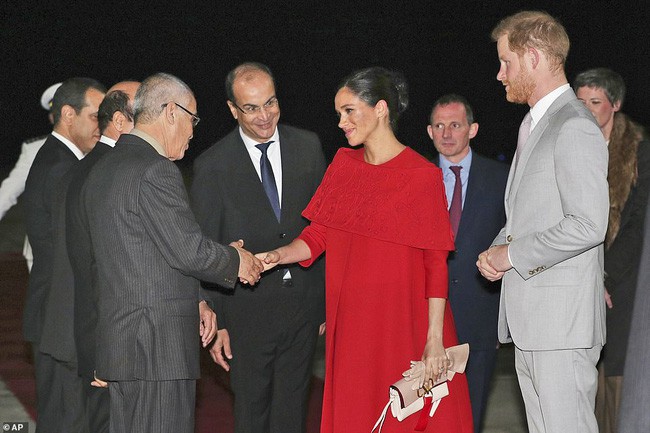 Meghan tái xuất bên cạnh chồng sau chuyến nghỉ dưỡng xa hoa nhưng vẻ mặt khác thường của cặp đôi hoàng gia mới là điều đáng chú ý - Ảnh 3.