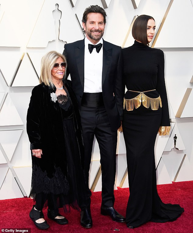 Bradley Cooper và hành động gây sốt toàn thế giới khi đứng giữa 2 người phụ nữ  - Ảnh 1.