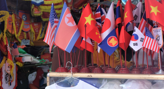 Người dân chen lấn mua cờ Mỹ, Triều Tiên, tiểu thương tranh thủ hốt bạc - Ảnh 2.