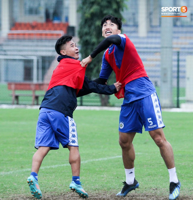 Bùi Tiến Dũng chấn thương vẫn hỗ trợ đồng đội tập luyện trước trận đấu ở Cúp châu Á - Ảnh 11.