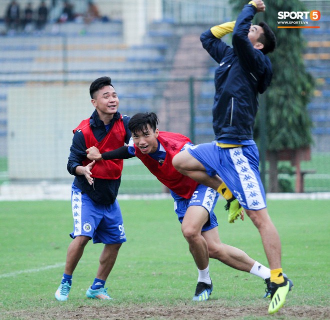 Bùi Tiến Dũng chấn thương vẫn hỗ trợ đồng đội tập luyện trước trận đấu ở Cúp châu Á - Ảnh 12.