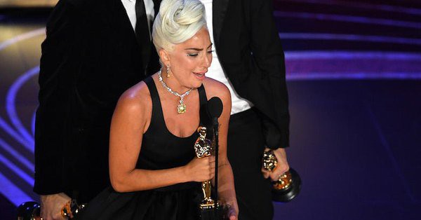 Lady Gaga òa khóc nức nở trong hậu trường, nắm chặt tượng vàng Oscar đầu tiên trong sự nghiệp - Ảnh 4.