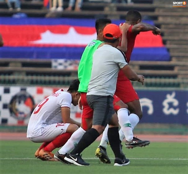 Thành viên BHL U22 Việt Nam nổi cơn giận dữ trước những hành động ăn mừng khiêu khích của Indonesia - Ảnh 4.