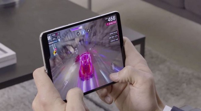 Samsung tung clip trên tay thực tế Galaxy Fold: Nhỏ gọn như một cuốn sổ tay - Ảnh 11.