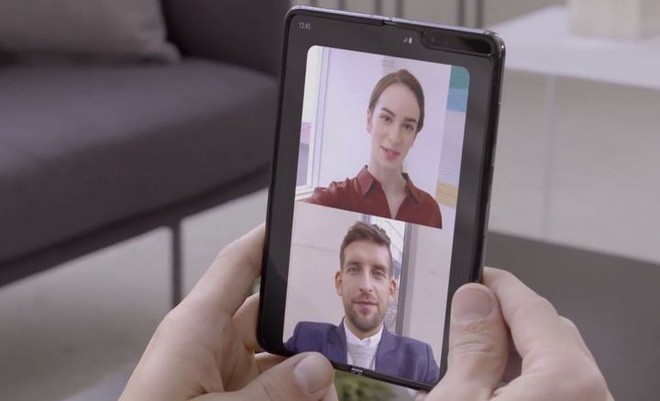 Samsung tung clip trên tay thực tế Galaxy Fold: Nhỏ gọn như một cuốn sổ tay - Ảnh 12.