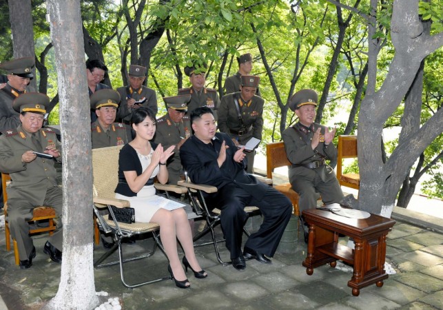 Những mẫu túi xách hàng hiệu chất đến từng đồng của phu nhân ông Kim Jong Un - Ảnh 7.