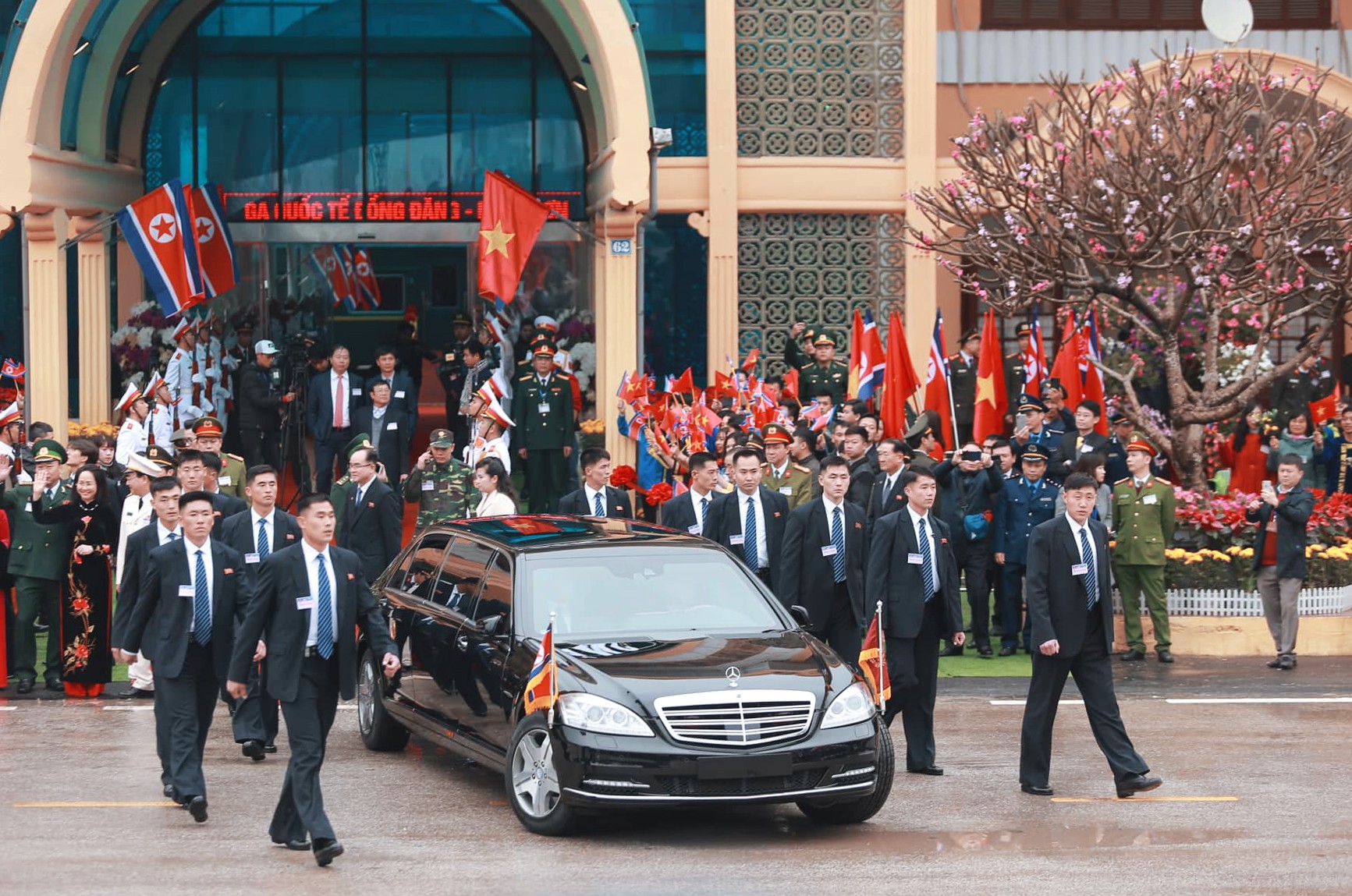 [PHOTO ESSAY] Những khoảnh khắc lịch sử trong chuyến công du Việt Nam đầu tiên của Chủ tịch Kim Jong-un - Ảnh 6.