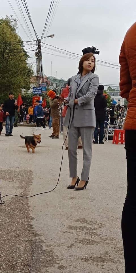 Nữ phóng viên Hàn Quốc xinh đẹp gây ấn tượng mạnh khi tác nghiệp ở ga Đồng Đăng  - Ảnh 3.