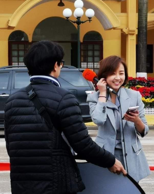 Nữ phóng viên Hàn Quốc xinh đẹp gây ấn tượng mạnh khi tác nghiệp ở ga Đồng Đăng  - Ảnh 1.