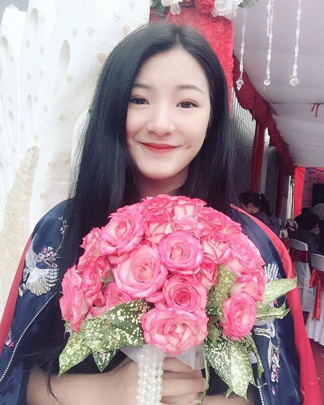 Cận cảnh nhan sắc xinh đẹp của nữ sinh Lạng Sơn tặng hoa ông Kim Jong Un ở Đồng Đăng - Ảnh 3.